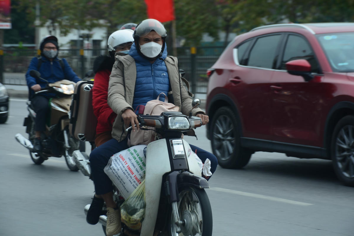 Di chuyển một quãng đường dài ra Hà Nội, anh Biện Văn Bốn (quê Thanh Hóa) cho biết: “Tôi sợ vài ngày tới Hà Nội sẽ đông đúc trở lại sau kỳ nghỉ Tết. Do vậy, tôi lựa chọn xuống sớm hơn để sắp xếp lại đồ đạc để chuẩn bị đi làm vừa tránh tình trạng ùn tắc của Hà Nội”.