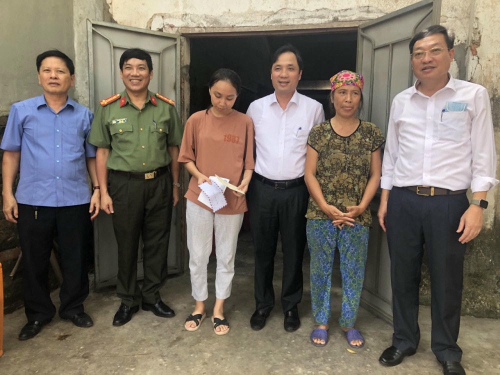 Phó Bí thư Thường trực Tỉnh ủy Hà Tĩnh Hoàng Trung Dũng, Giám đốc Công an Hà Tĩnh Lê Khắc Thuyết cùng lãnh đạo huyện Can Lộc tặng quà cho nữ sinh Trần Thị An.