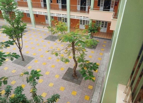 Ngôi trường xảy ra sự việc.