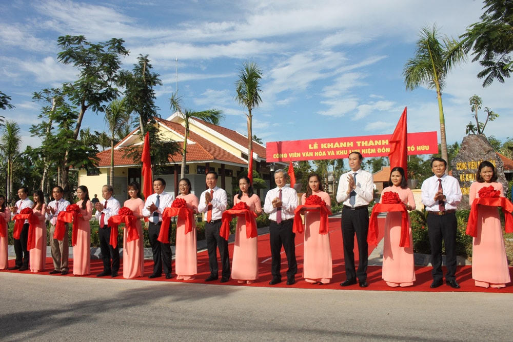 Cắt băng khánh thành khu lưu niệm đồng chí Tố Hữu