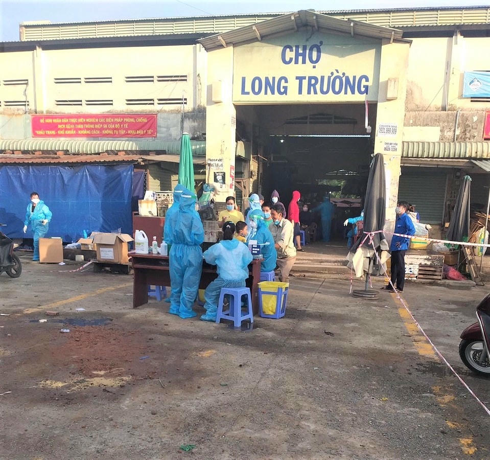 test nhanh Covid-19 tại một điểm trên địa bàn phường Long Trường, TP Thủ Đức (Ảnh: Hồng Phúc).