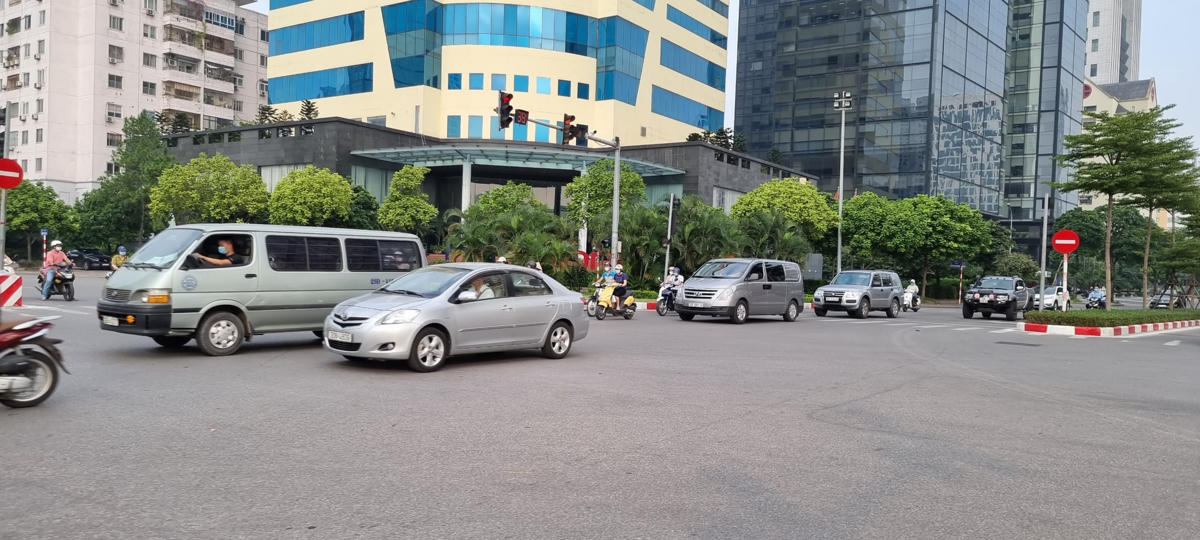 [ẢNH] Đường phố Hà Nội đông đúc, người dân mua sắm nhộn nhịp 