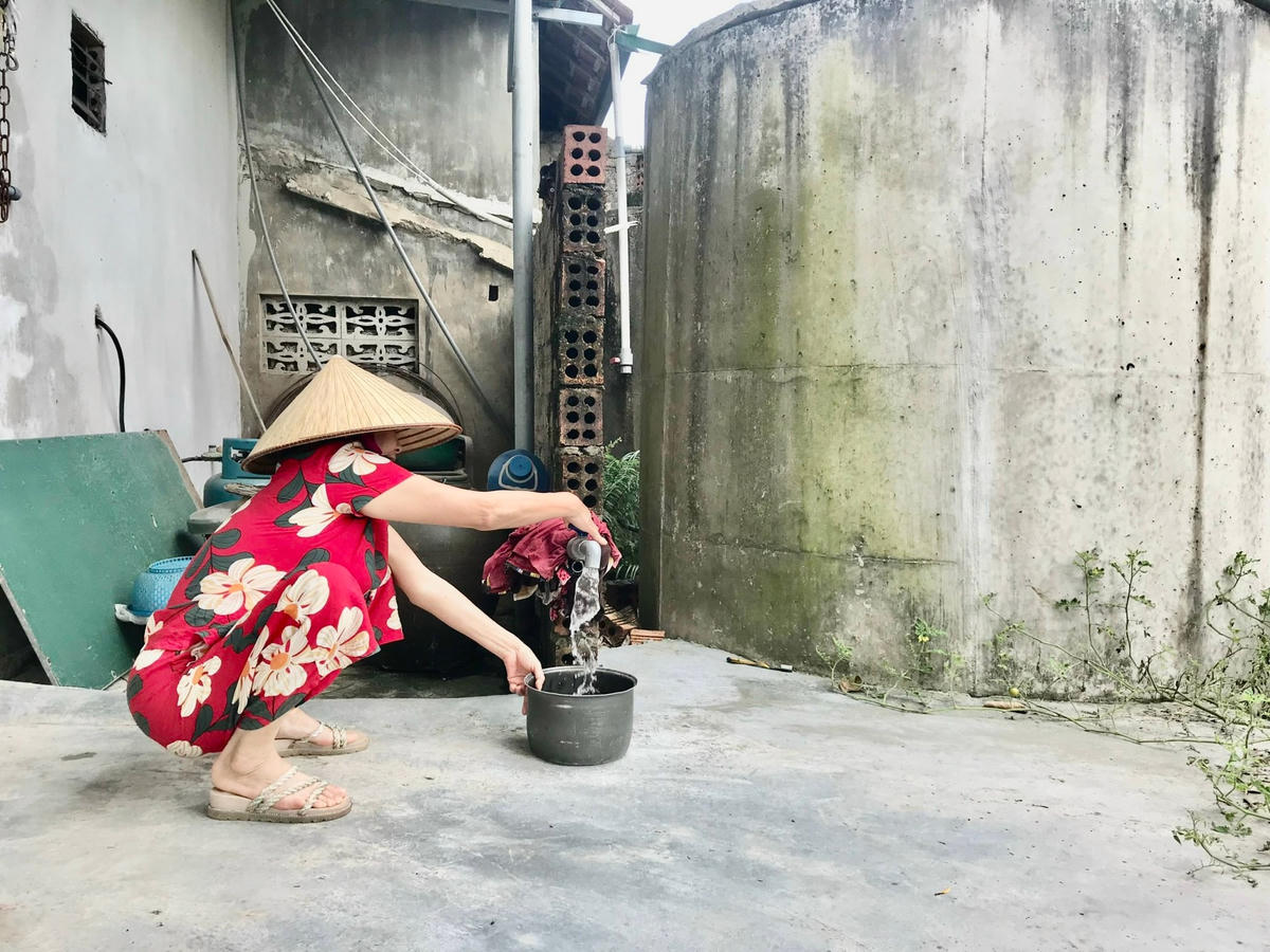 Để có nước ăn uống, người dân xã Trung Lộc phải hứng nước mưa và tận dụng các nguồn nước không đảm bảo an toàn.