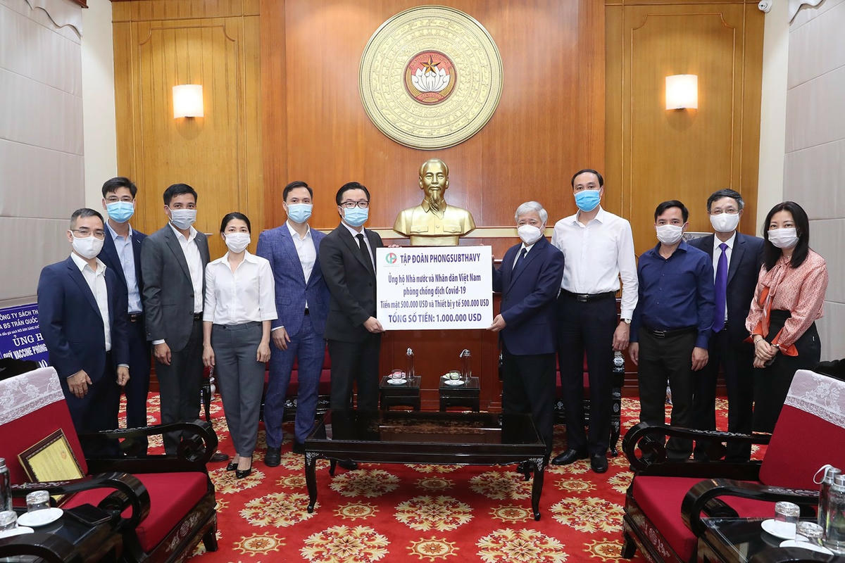 Chủ tịch Đỗ Văn Chiến tiếp bảng ủng hộ tượng trưng công tác phòng dịch.