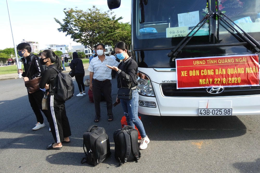 Quảng Ngãi là địa phương đầu tiên phối hợp với Đà Nẵng, đưa công dân địa phương mình về lại nơi cư trú vào sáng 22/8. Ảnh Thanh Tùng.