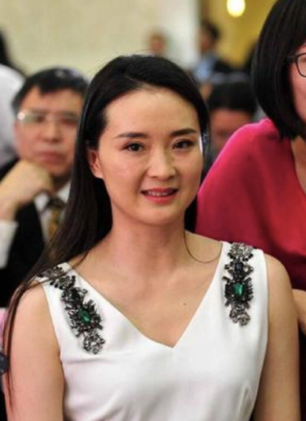 Vương Diễm không còn duy trì được vẻ ngoài trẻ trung khi qua tuổi 40.