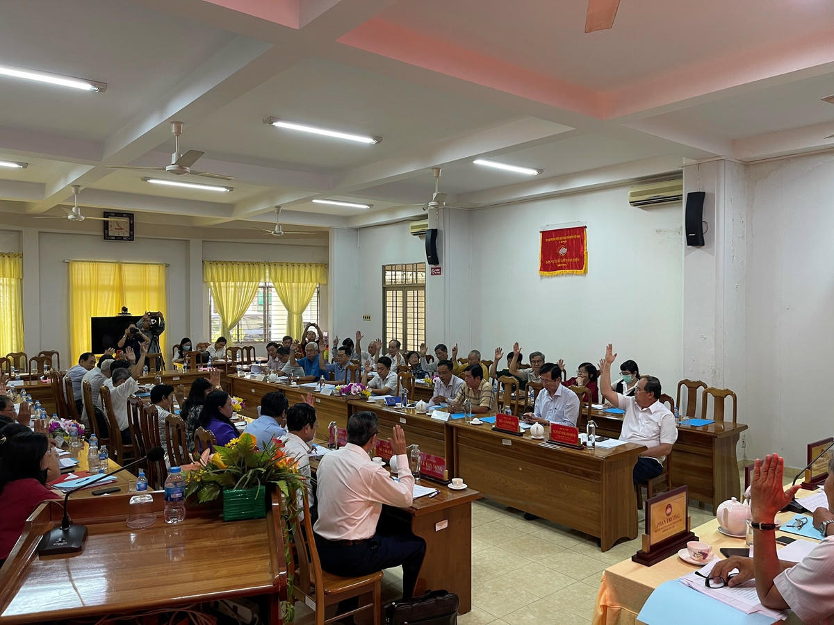 Đại biểu giơ tay biểu quyết tại hội nghị