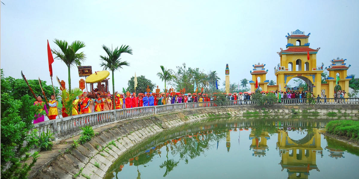 Lễ hội Đô đốc tướng quân Nguyễn Húy Thành, làng Phú Lương, xã Hưng Lộc.