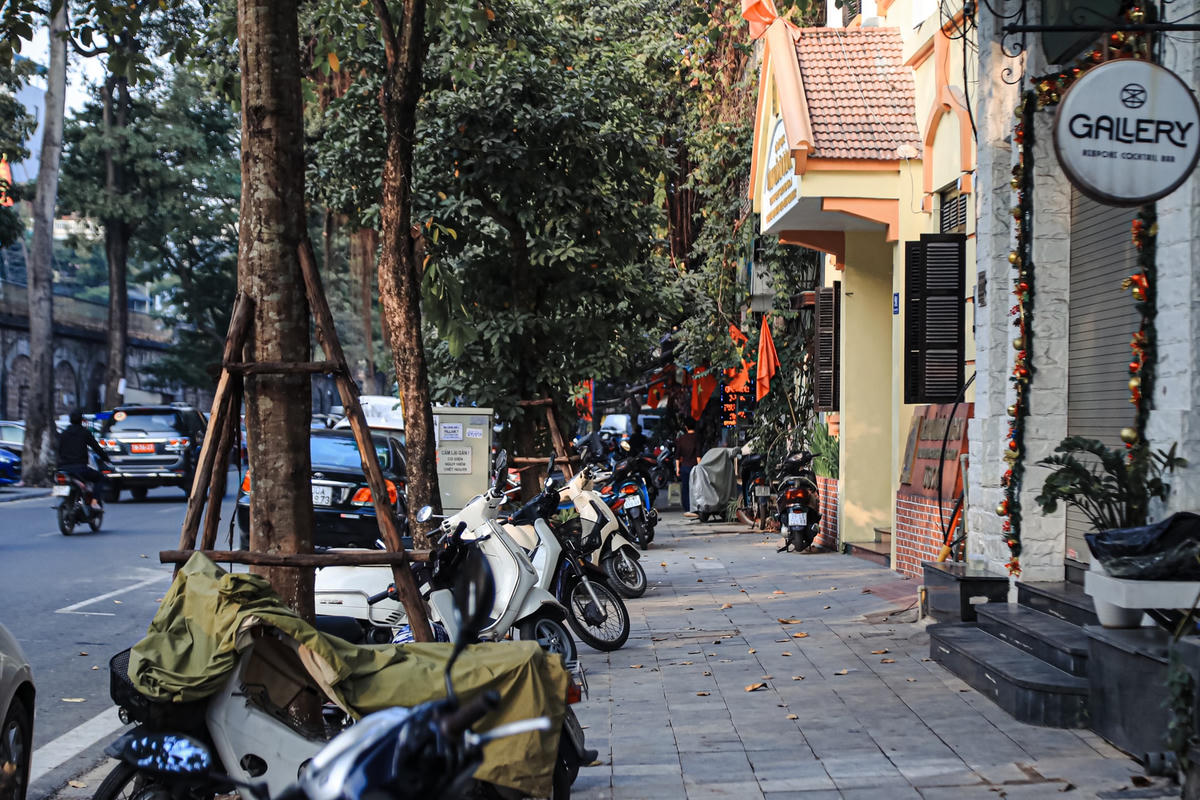 Chị Huyền người dân bán hàng trên tuyến đường này chia sẻ: "Hiện nay nhà tôi đang kinh doanh mặt hàng đồ uống, dịch bệnh Covid-19 khiến việc kinh doanh đã rất khó khăn. Nhưng giờ quận lại cho một đơn vị kinh doanh vỉa hè thì tôi không biết khách hàng sẽ phải để xe ở đâu, việc kinh doanh của chúng tôi sẽ như thế nào? Do vậy, tôi cũng mong các cấp chính quyền xây dựng kế hoạch phù hợp cho người dân kinh doanh”.