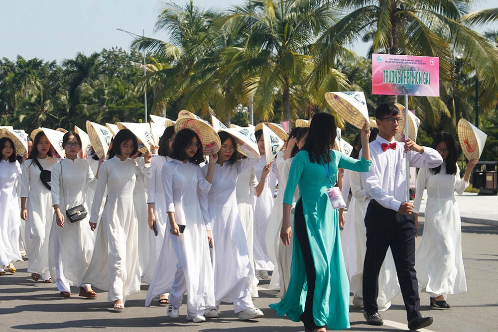 Trang phục áo dài truyền thống của đoàn nữ sinh trường THPT Hòn Gai toát lên vẻ hồn nhiên trong trẻo của tuổi học trò.