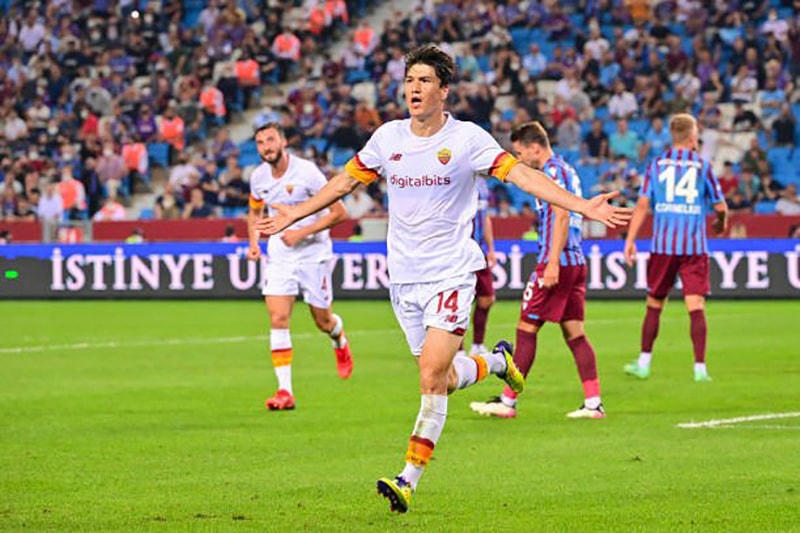 Tiền đạo tân binh  Eldor Shomurodov ăn mừng sau bàn ấn định tỉ số.