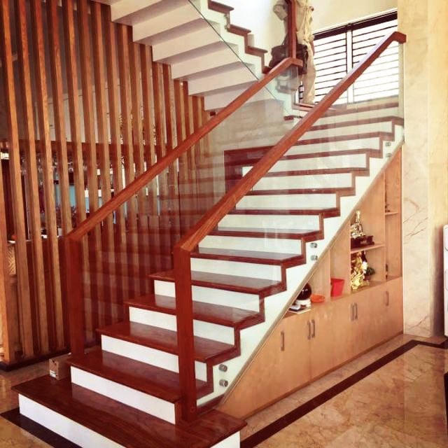 Lắp kính cầu thang