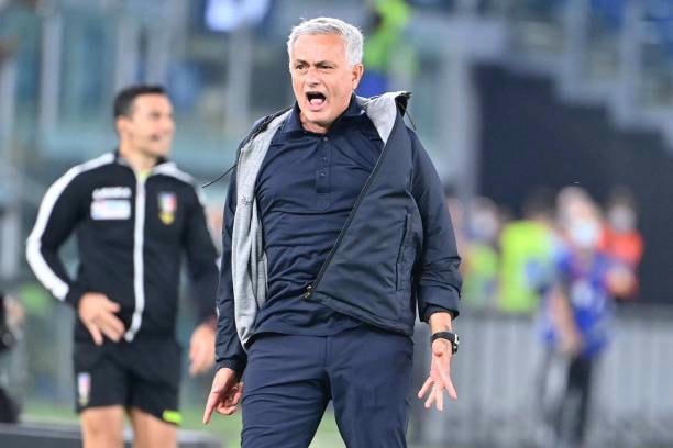 HLV Mourinho tức giận với quyết định của trọng tài.