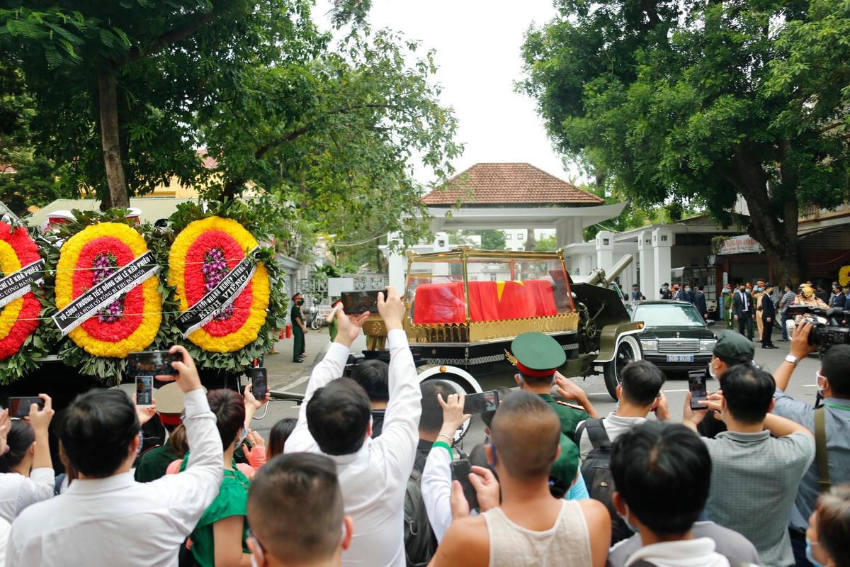 Linh xa lăn bánh rời Nhà tang lễ Quốc gia, đưa nguyên Tổng Bí thư tới nơi an nghỉ cuối cùng