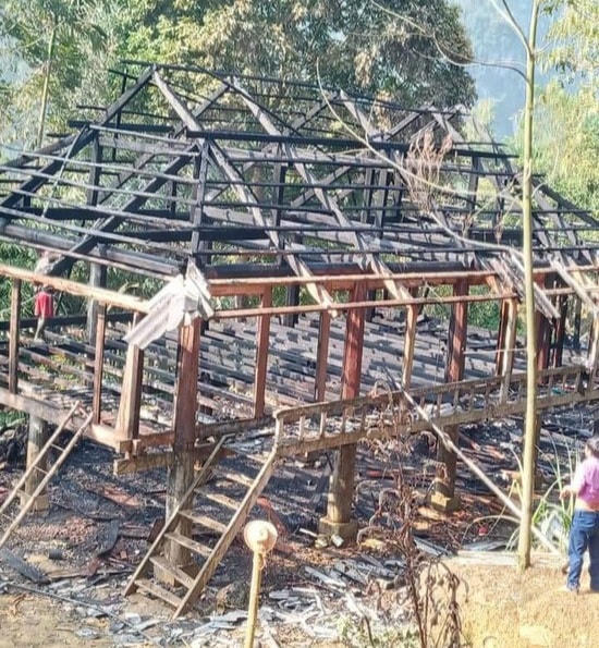 Khung nhà trơ trọi sau vụ cháy