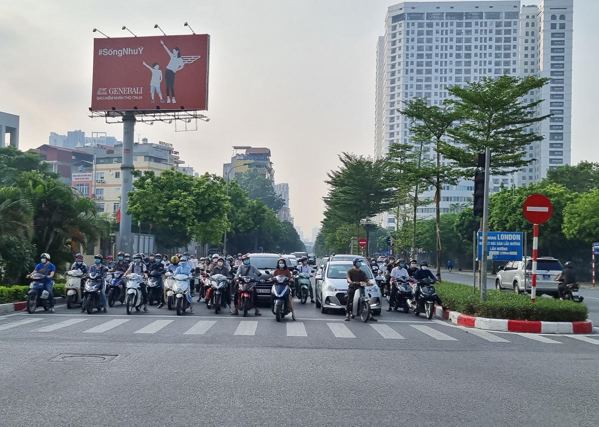 Người dân dừng xe san sát nhau.