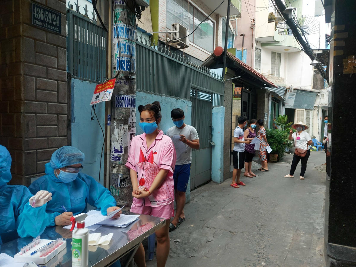 Thực hiện lấy mẫu xét nghiệm trong khu dân cư.