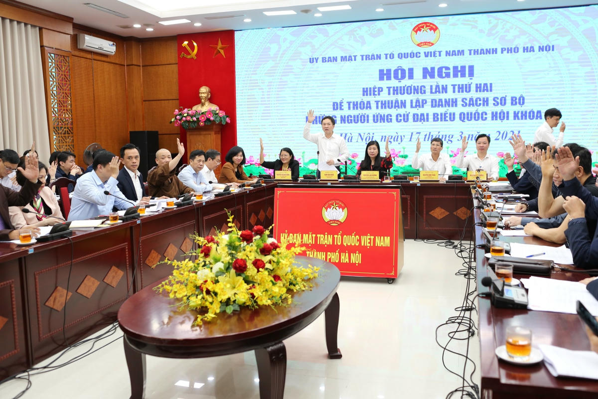 Các đại biểu thống nhất biểu quyết danh sách sơ bộ các ứng cử ĐBQH bằng hình thức giơ tay.