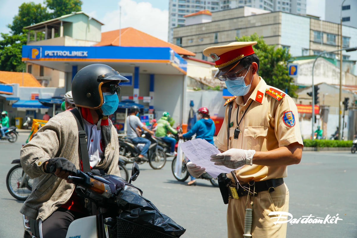 Dưới cái nắng gắt, tổ công tác vẫn tiếp tục kiểm tra thông tin người dân.