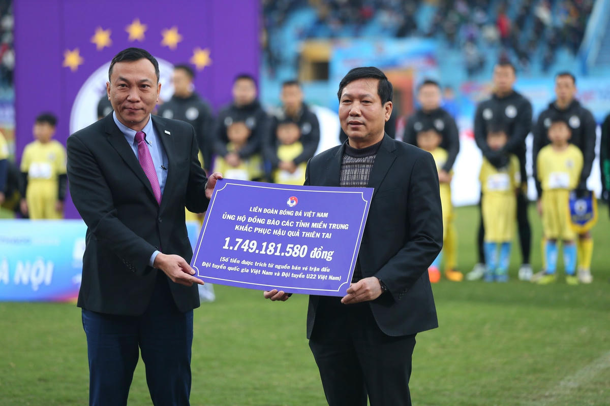 Với mong muốn chia sẻ, hỗ trợ đồng bào miền Trung và Tây Nguyên vượt qua những khó khăn do thiên tai, bão lũ vừa qua, Liên đoàn Bóng đá Việt Nam quyết định ủng hộ số tiền hơn 1,7 tỷ đồng từ nguồn bán vé hai trận đấu mới đây của các ĐTQG.