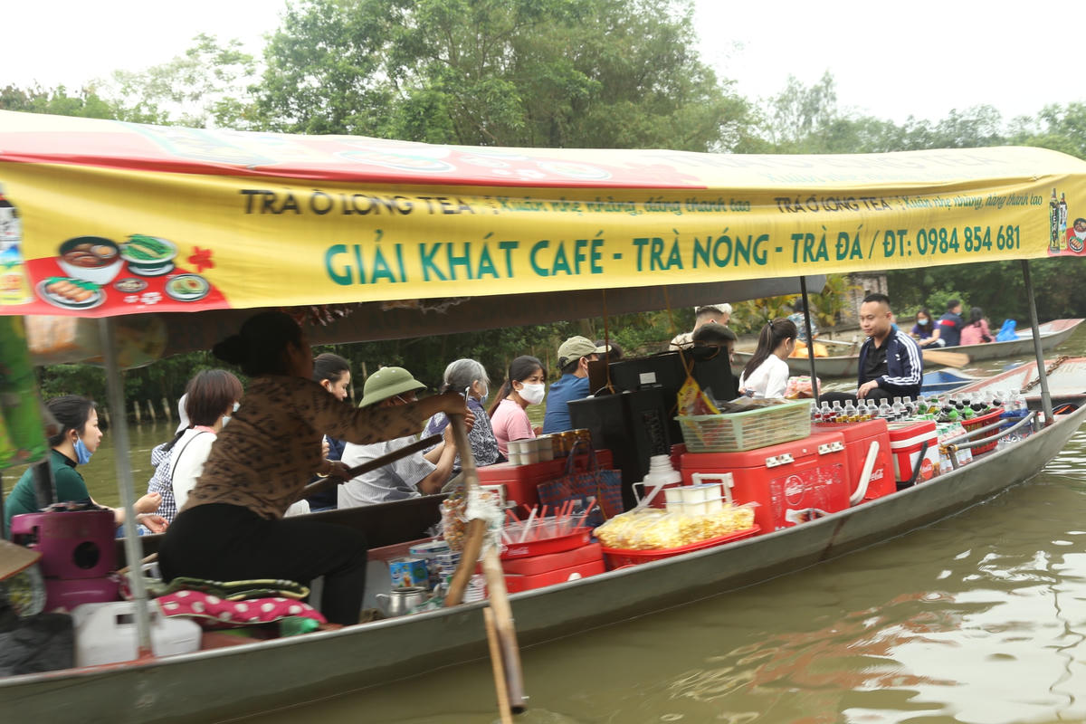 Gian hàng bán trên thuyền của chị Nhung. Ảnh: Lan Anh.