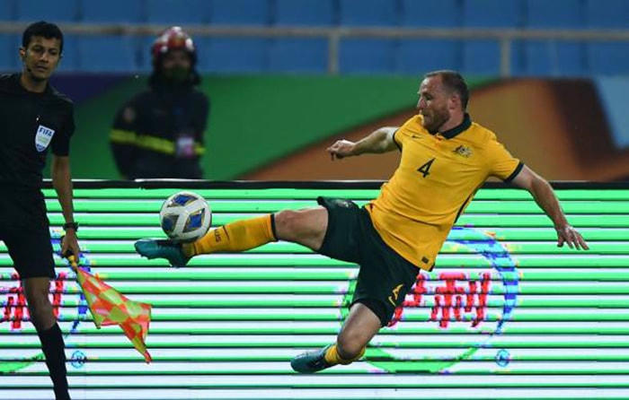 Rhyan Grant một mực khẳng định bóng chỉ chạm ngực sau cú sút của Hồng Duy