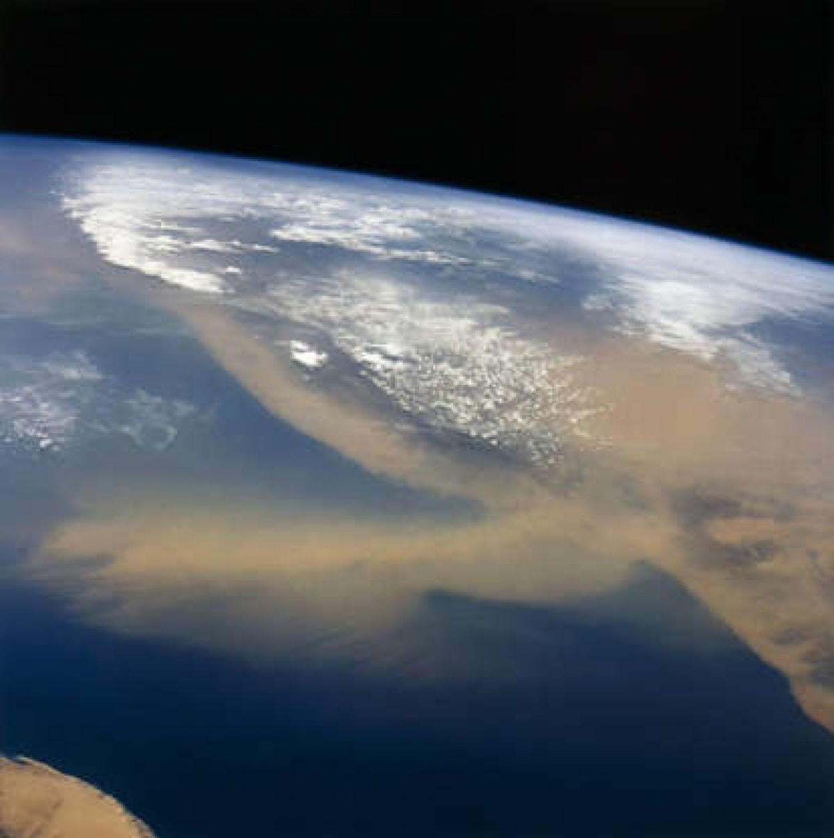 Bão cát ở Saudi Arabia khi nhìn từ trên cao. Những trận bão cát có ảnh hưởng lớn đến cuộc sống con người nhưng chúng cũng giúp vận chuyển một lượng lớn đất cát tới những khu vực khác nhau và tạo điều kiện để thực vật phát triển.