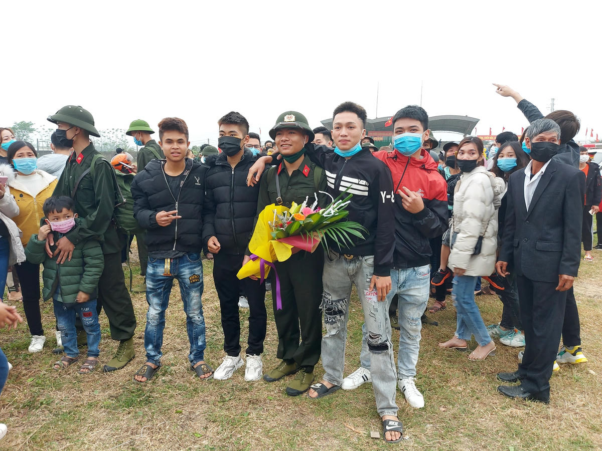 Các chiến sĩ chụp ảnh lưu niệm cùng bạn bè