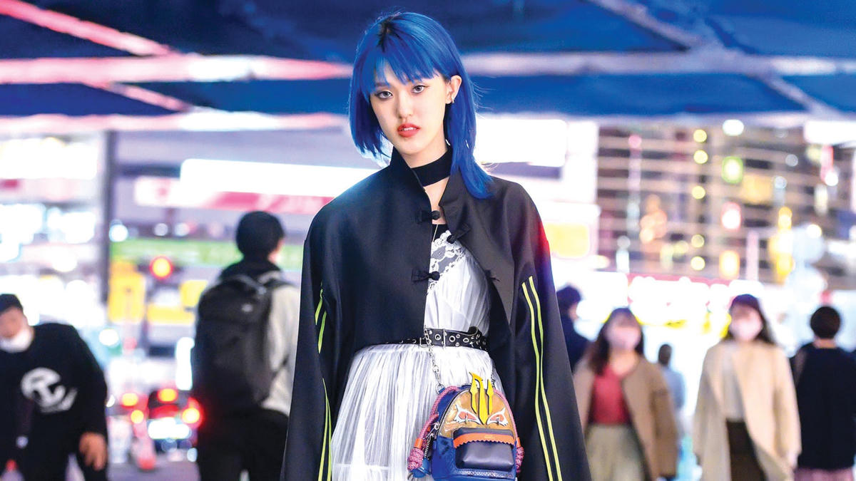 Một cô gái Tokyo trong trang phục truyền thống cách điệu.