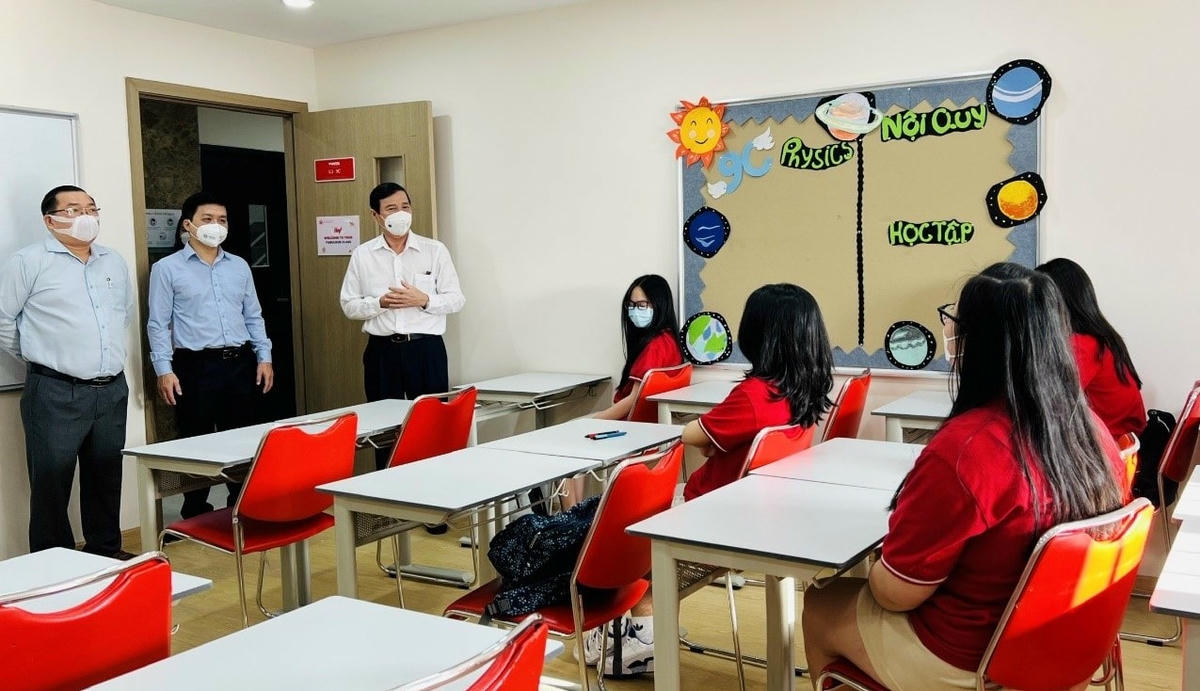 Đoàn kiểm tra công tác phòng chông dịch ở một số trường.