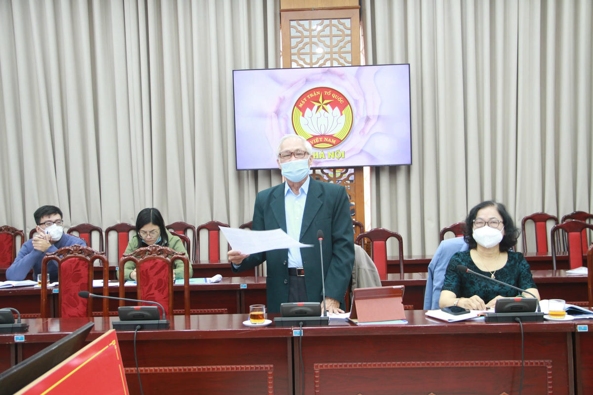 Đại biểu tham luận tại hội nghị phản biện.