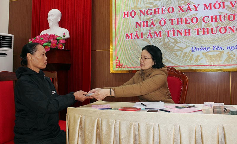 Hộ nghèo được trao trực tiếp kinh phí hỗ trợ xây mới và sửa chữa nhà ở.