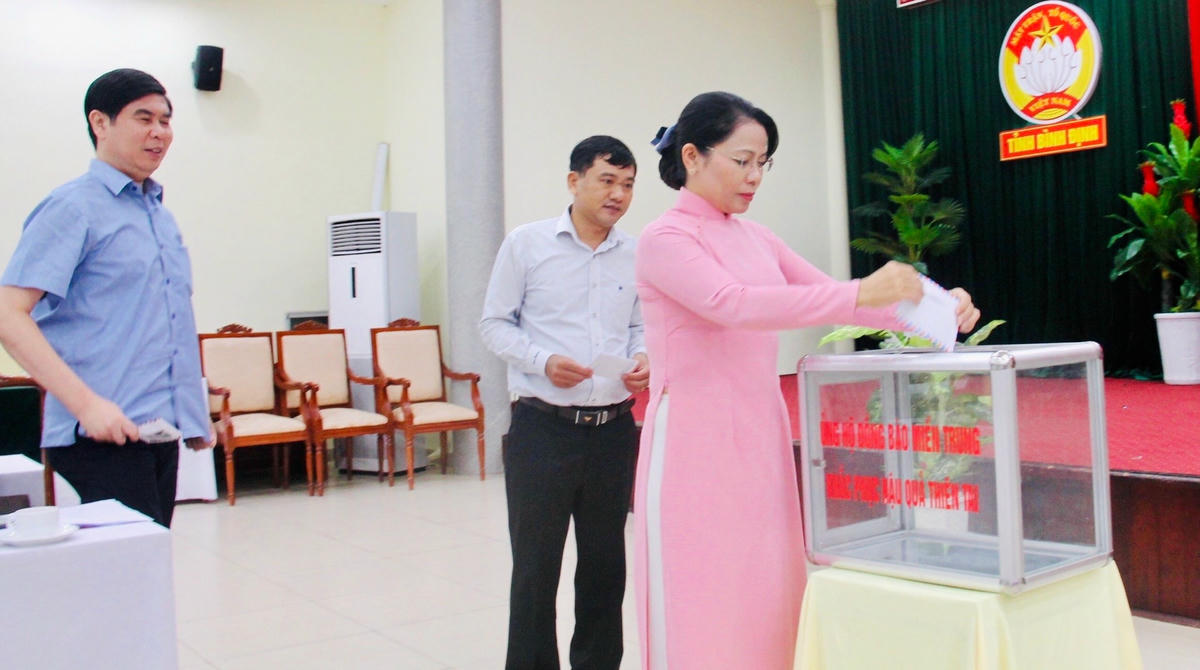 Ảnh: Mặt trận tỉnh Bình Định quyên góp, ủng hộ đồng bào miền Trung khắc phục hậu quả thiên tai.