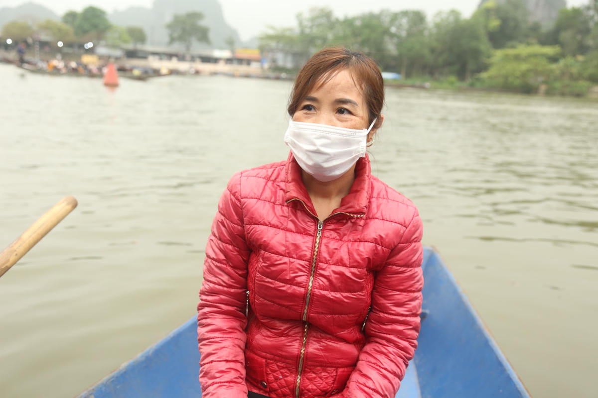 Cô Lê Thị Nhật  năm nay 51 tuổi, quê ở Hội Xá, Hương Sơn, Mỹ Đức, Hà Nội. Ảnh: Lan Anh.