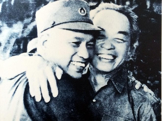 Đại tướng Võ Nguyên Giáp và Đại tướng Văn Tiến Dũng gặp lại nhau sau giải phóng Sài Gòn, ngày 5/5/1975.