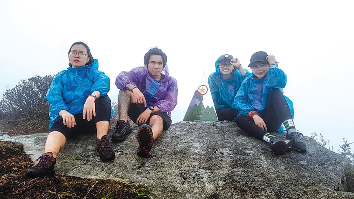 Một nhóm bạn trẻ đã chinh phục thành công Ngũ Chỉ Sơn.