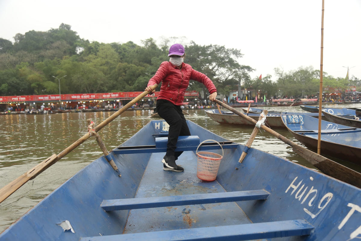  Cô Nhật lấy đò ra bến để chở khách. Ảnh: Lan Anh.