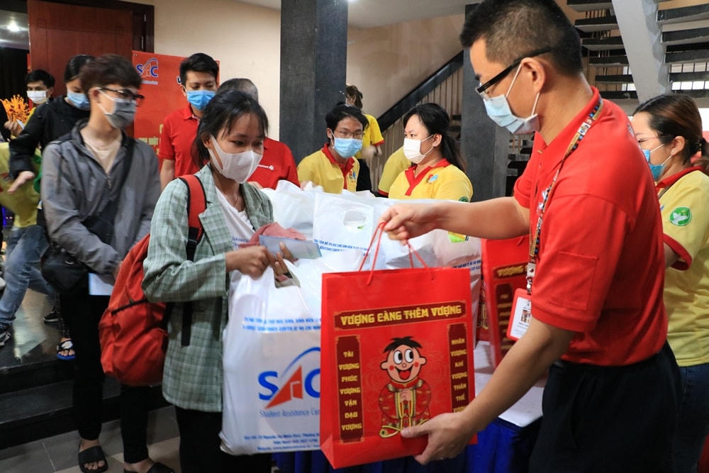Trao quà Tết cho sinh viên tại chương trình.