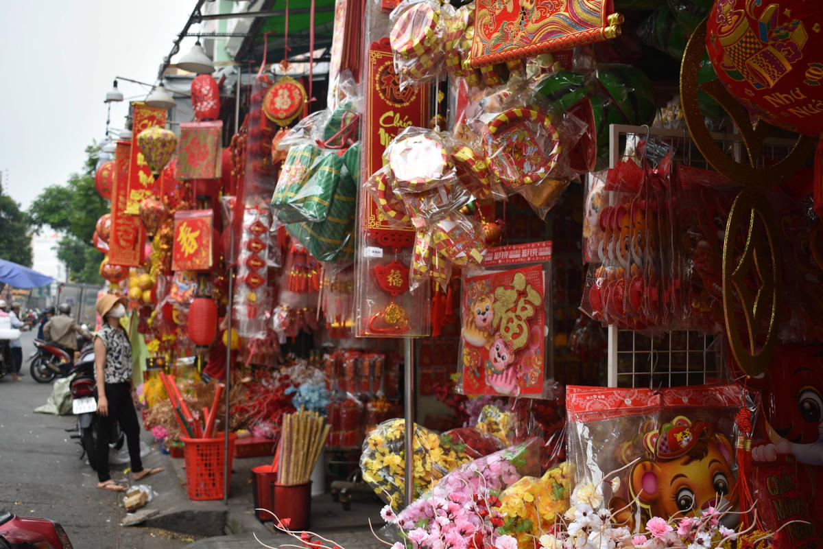 Vật phẩm trang trí được bày bán đỏ rực tại một số tuyến phố (Quận 5).