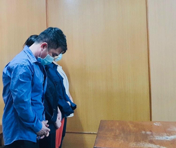 Nhóm tội phạm sản xuât, buôn bán găng tay y tế giả tại tòa (ảnh: Gia Hiệp)