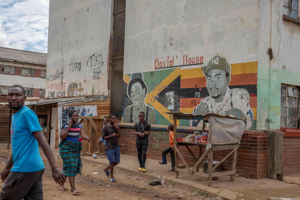 Các nghệ sĩ dancehall địa phương được chụp trong một bức tranh tường của Matsika. Ảnh: The Guardian.