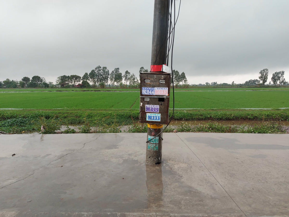 Một hộp điện khác ở vị trí quá thấp so với mặt đường. Các phương tiện sẽ dễ dàng đụng trúng khi tham gia giao thông.