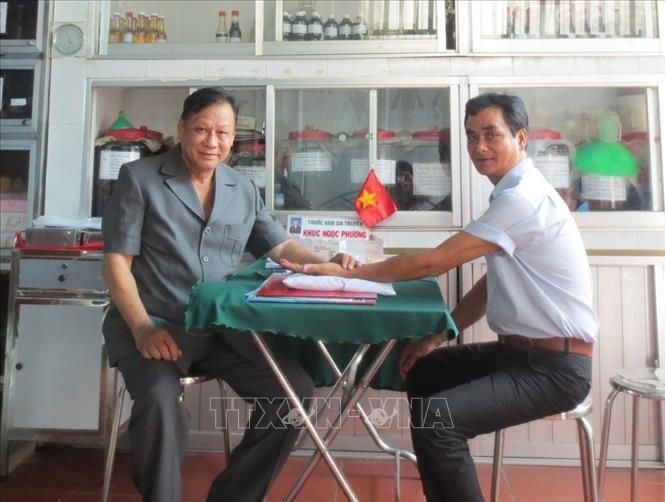 Cựu chiến binh, Đại tá Khúc Ngọc Phương khám, chữa bệnh cho bệnh nhân. 