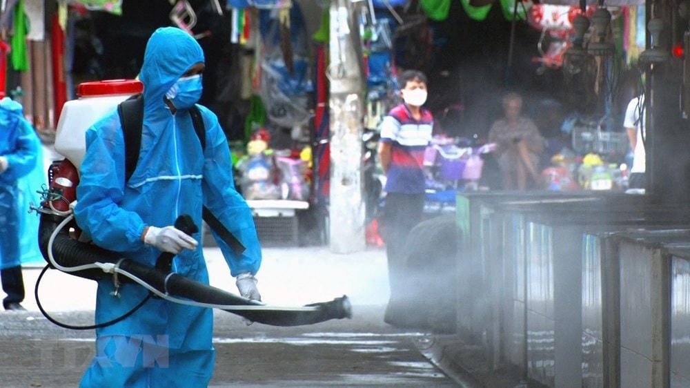 Phun khử khuẩn khu vực nghi nhiễm Covid-19. (Ảnh minh họa: TTXVN).