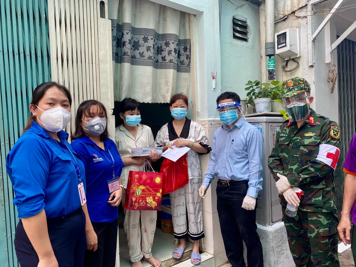 Trong những ngày qua, nhân dịp Tết Trung thu, Báo Đại Đoàn Kết đã huy động các mạnh thường quân, nhà hảo tâm và các nguồn lực xã hội để tổ chức và đến tận nơi trao tặng cho các em thiếu nhi có hoàn cảnh khó khăn. Ảnh: Nguyên Vũ.