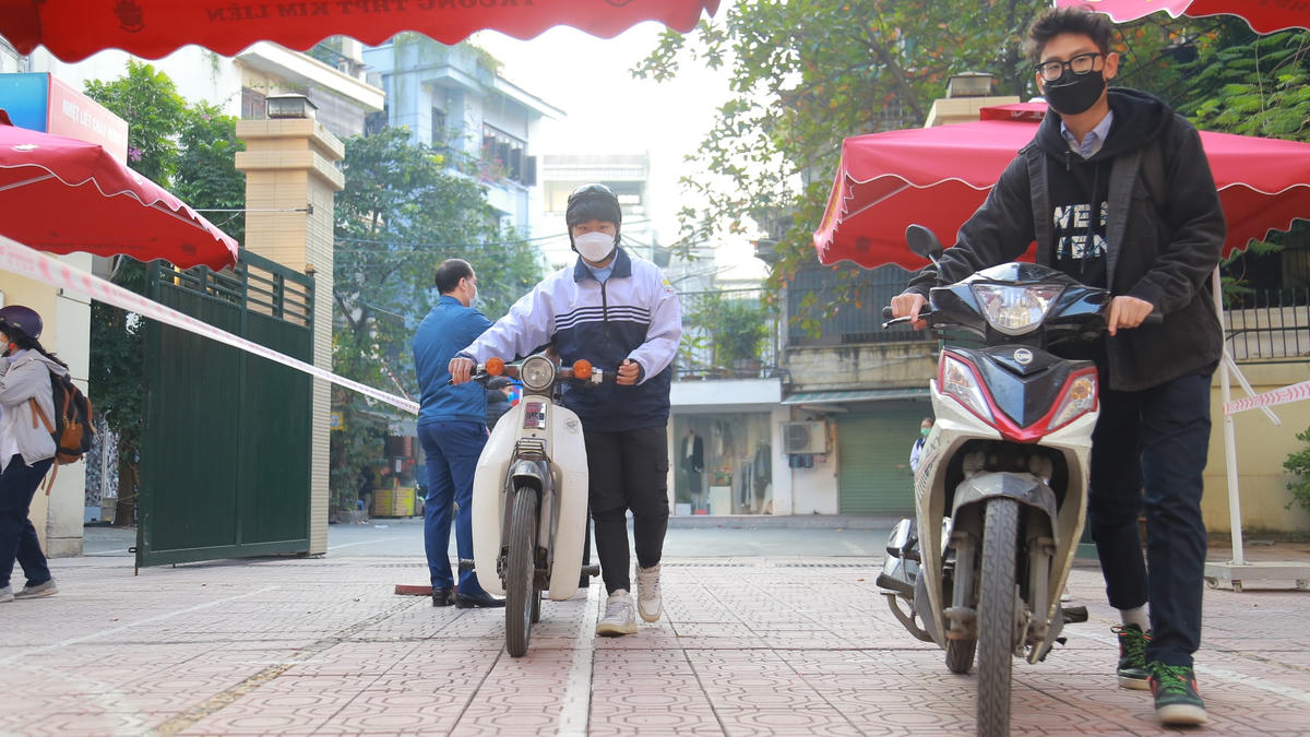 Các em học sinh háo hức trở lại trường sau thời gian dài.