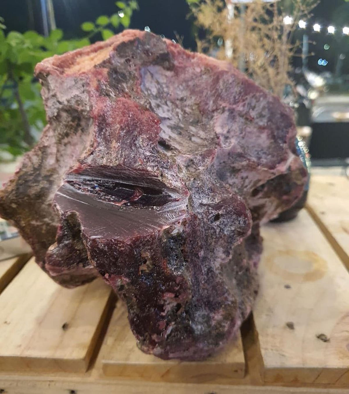 Hai khối đá màu đỏ nghi long diên hương của anh T..