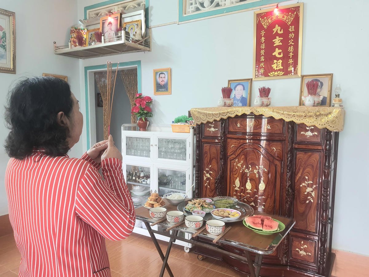 Khi năm hết Tết đến, người Việt nói chung, người miền Tây nói riêng đều làm lễ cúng để rước ông bà về ngự tại bàn thờ trong nhà để cùng ăn Tết với con cháu.