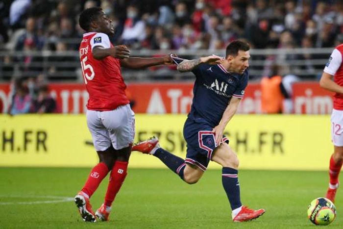 Tiền đạo người Argentina bị các cầu thủ Reims “chăm sóc” khá kỹ.