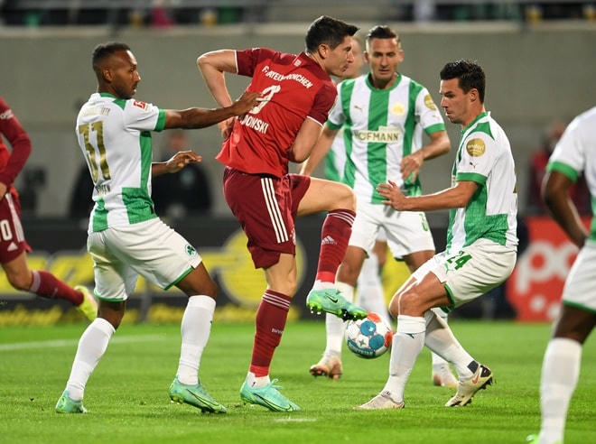 Bayern thi đấu lấn lướt dù chỉ chơi với 10 người trong hiệp 2.